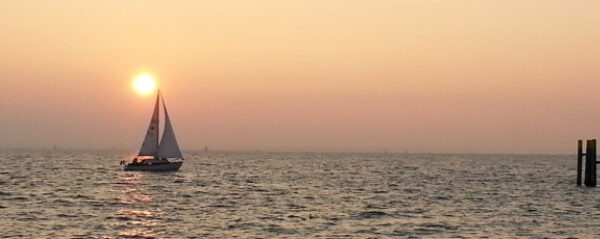 Segelboot im Sonnenuntergang