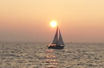 Segelboot im Sonnenuntergang
